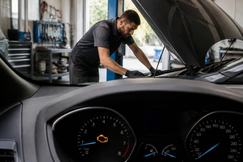 découvrez les causes fréquentes du voyant moteur orange sur votre ford fiesta et apprenez des solutions rapides pour résoudre ces problèmes et assurer le bon fonctionnement de votre véhicule.