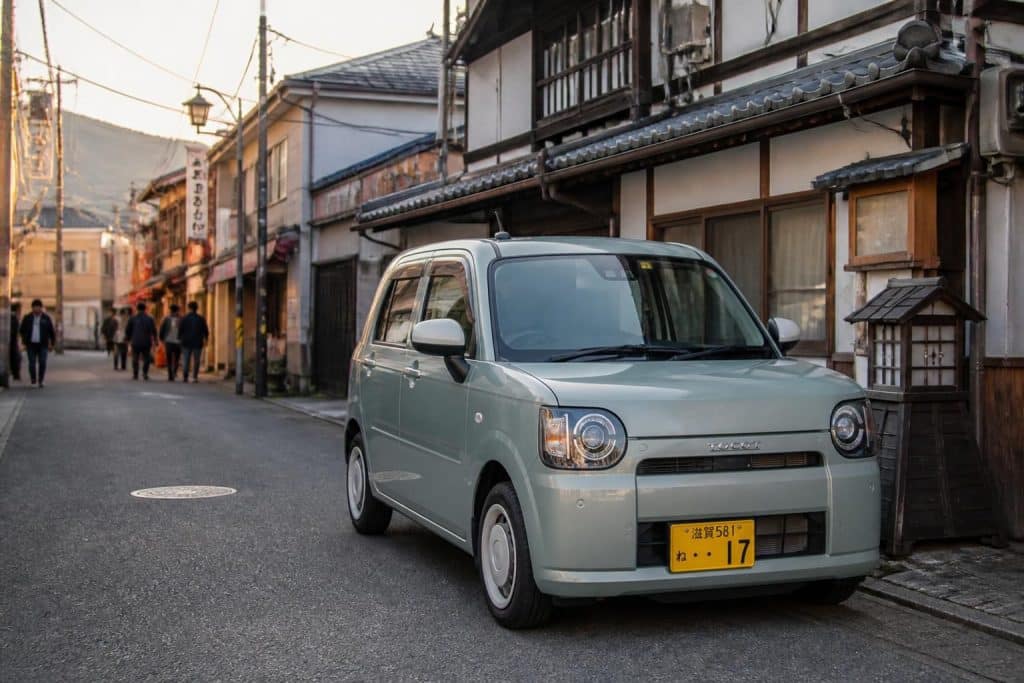 découvrez tout sur les kei-cars, ces mini-voitures japonaises compactes, économiques et pratiques, idéales pour la conduite urbaine et les petits budgets.