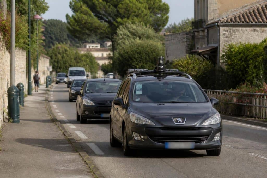découvrez comment reconnaître une voiture radar grâce à nos signes et astuces pratiques pour éviter les contrôles de vitesse surprises.